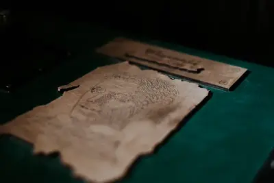 Stare dokumenty i szkice w scenografii Tesla Escape Box