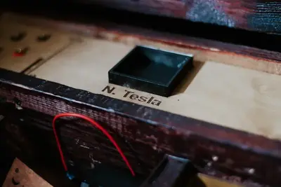 Panel z podpisem N. Tesla w grze Tesla Escape Box Familock
